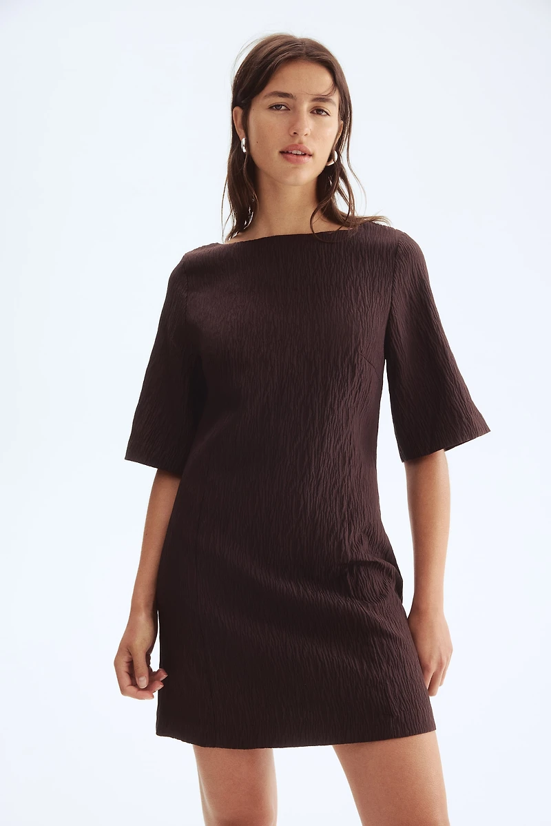 Robe à encolure bateau