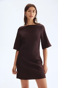 Robe à encolure bateau