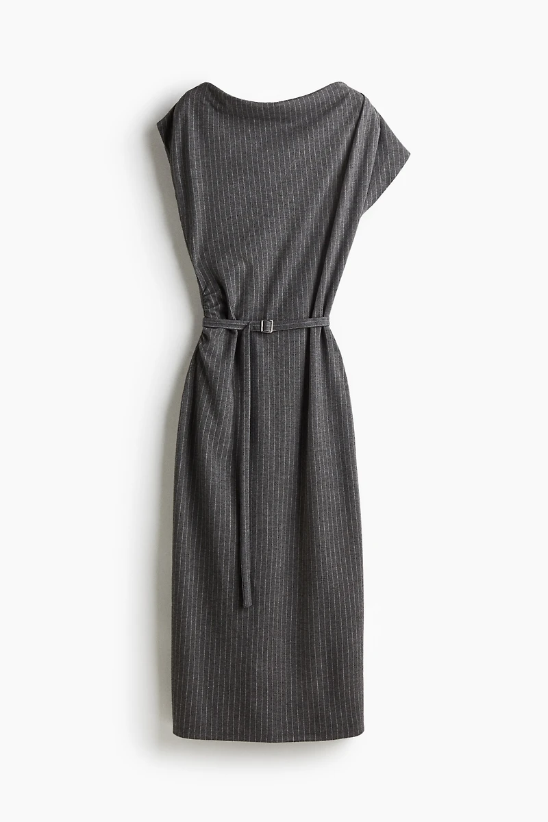 Robe à effet drapé avec ceinture