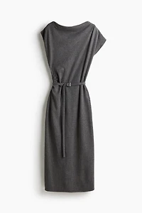 Robe à effet drapé avec ceinture