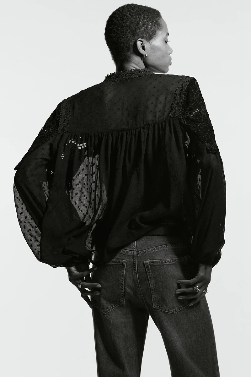 Blouse vaporeuse avec dentelle
