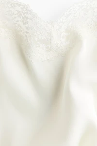 Nuisette en satin avec dentelle