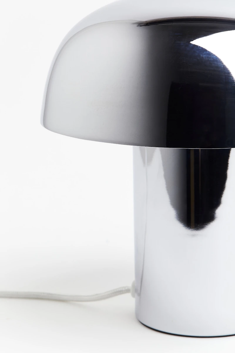 Lampe de table en métal