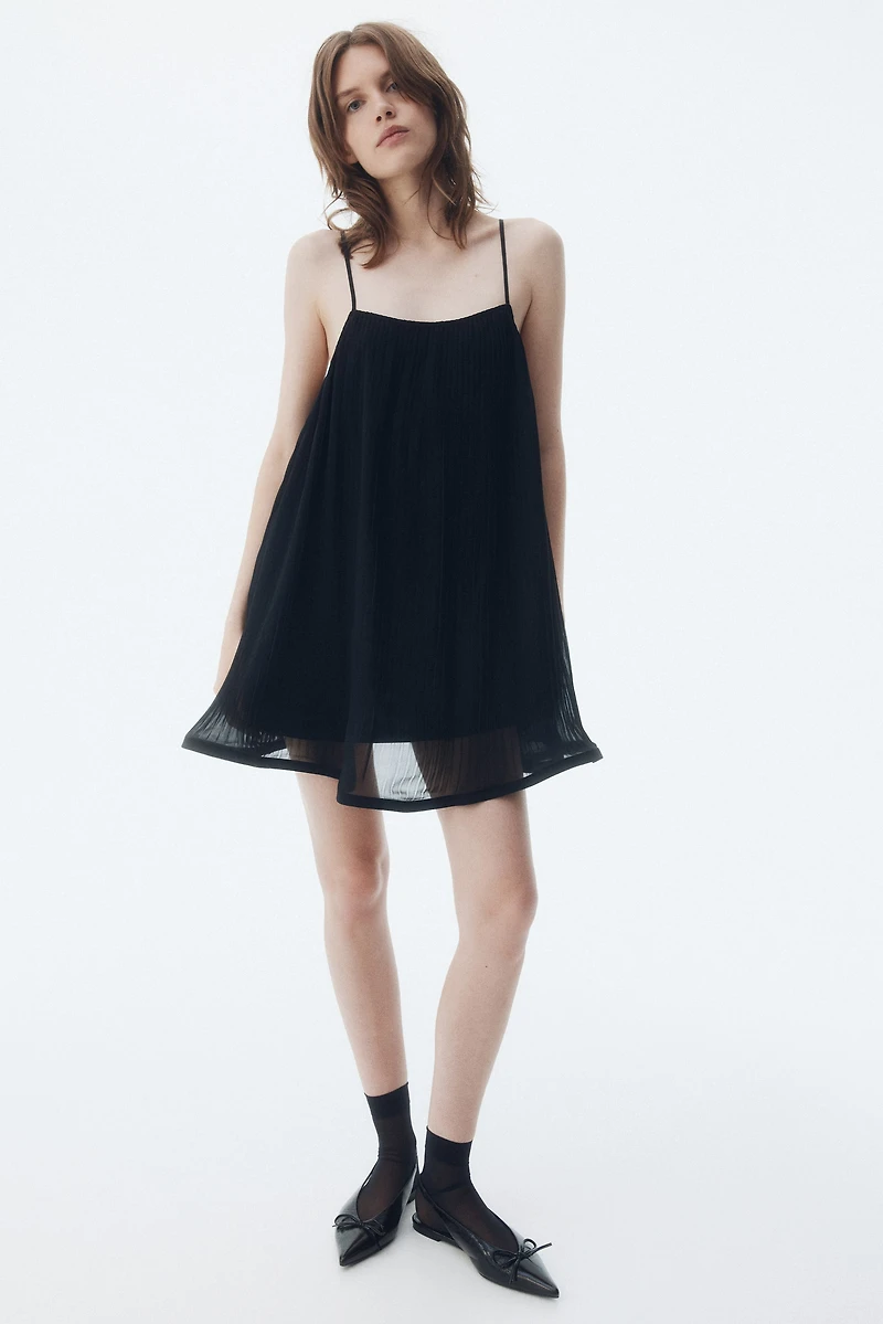 Robe plissée à bretelles fines