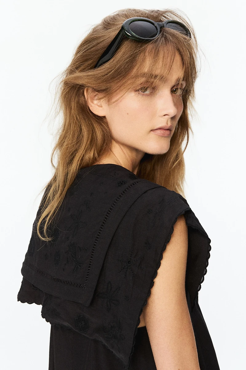 Robe à col marin avec broderie anglaise