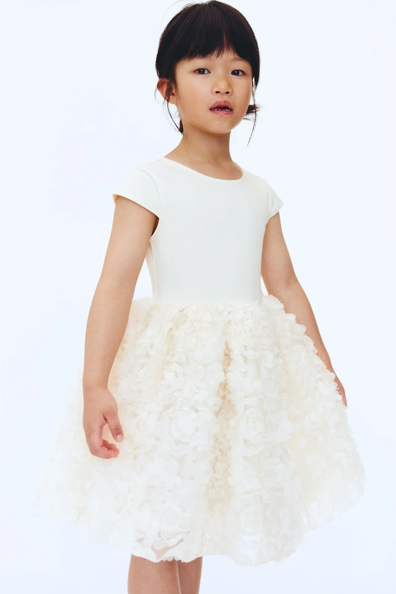 Robe avec appliqués floraux