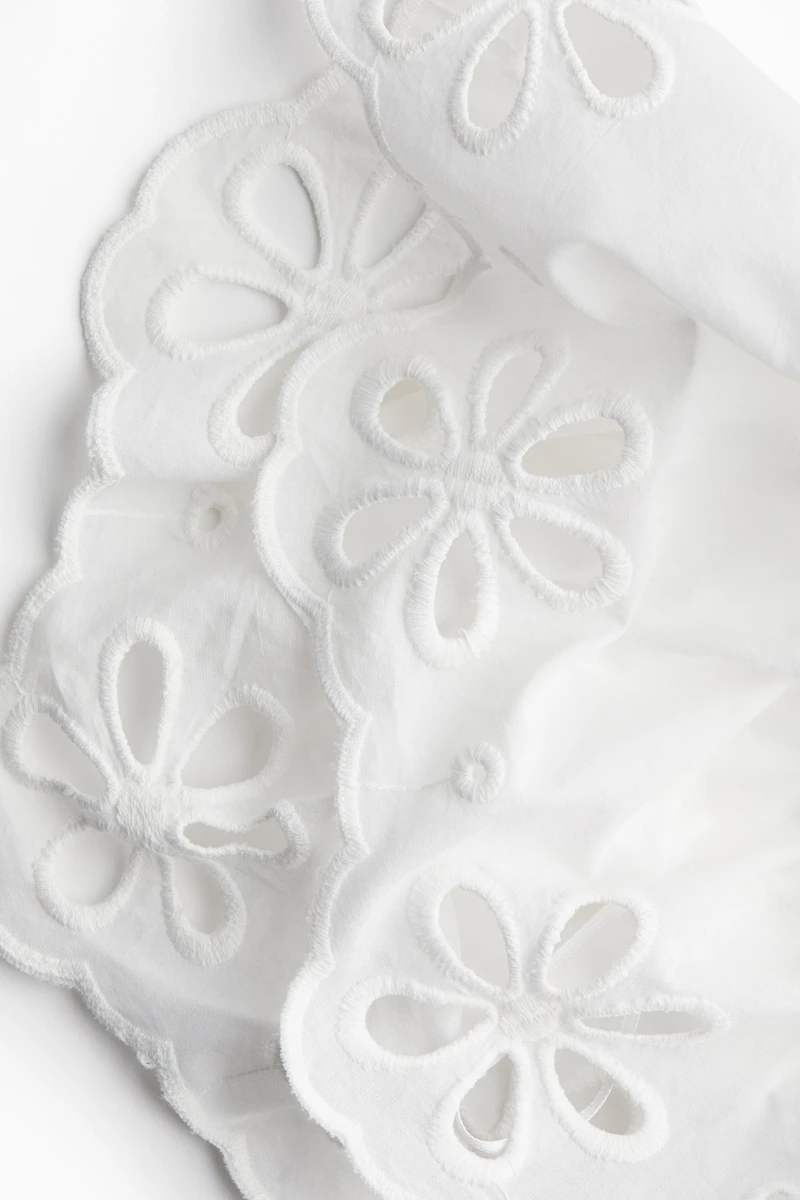 Haut côtelé avec broderie anglaise