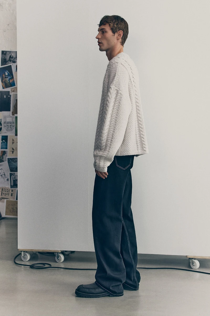 Loose-Fit Twisted Jeans