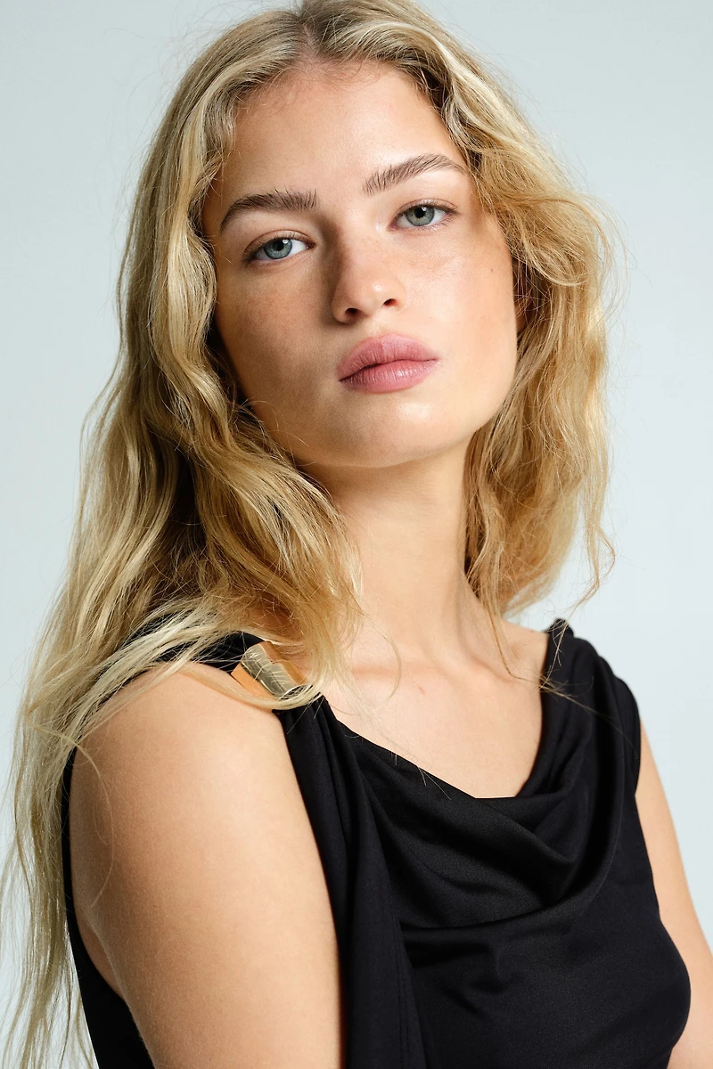 Robe asymétrique à effet drapé