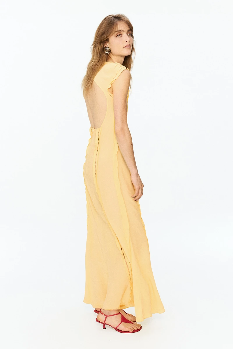 Robe plissée avec dos ouvert