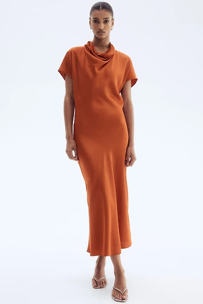 Robe en satin avec encolure bénitier