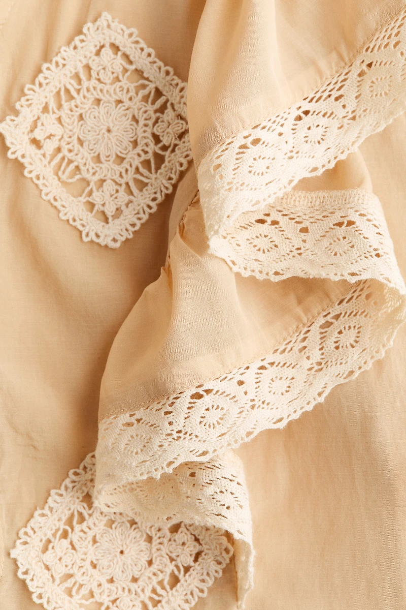 Blouse à volants avec dentelle