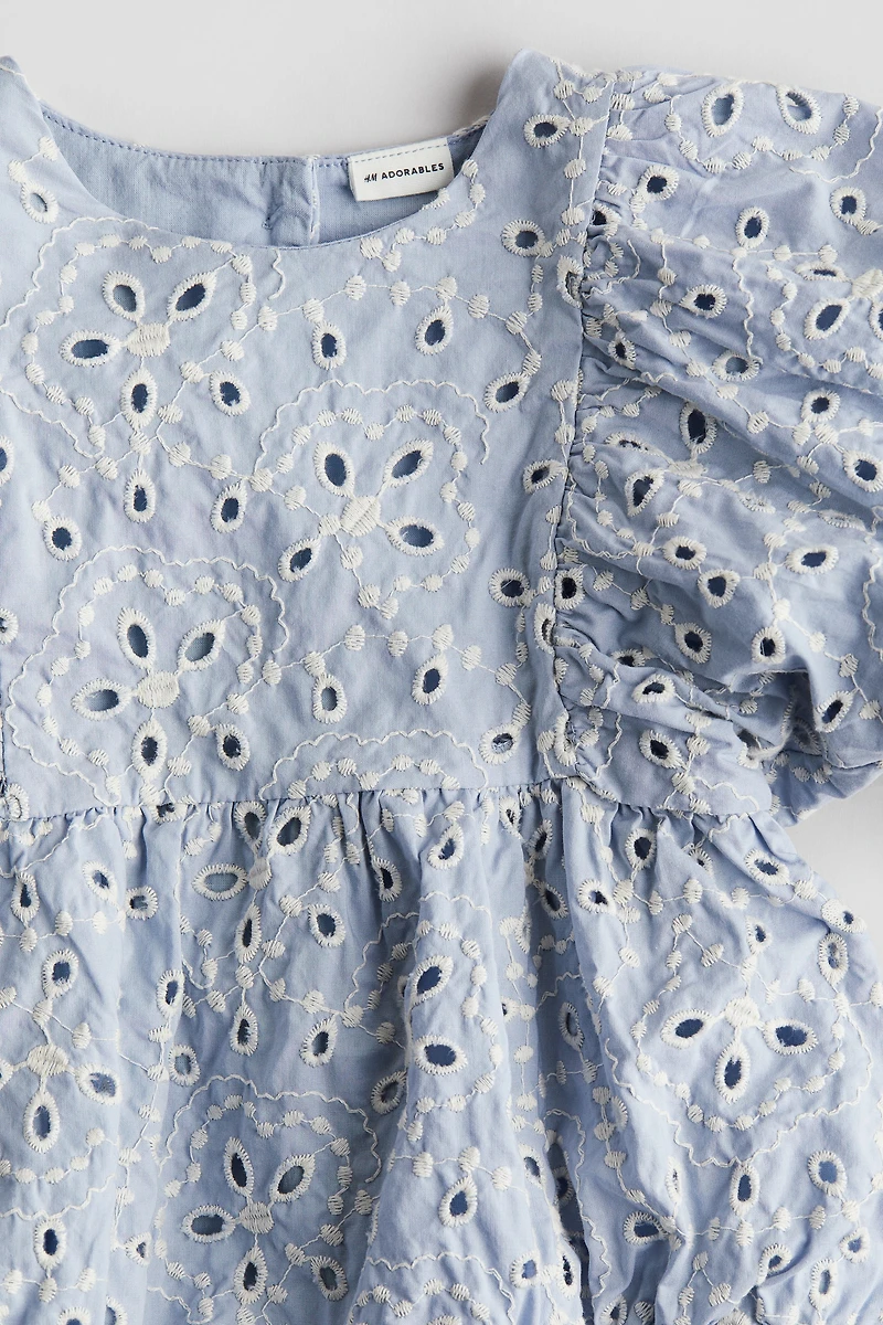 Barboteuse avec broderie anglaise