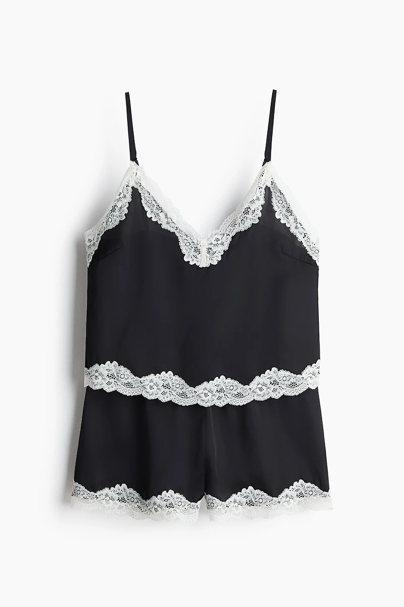 Pyjama en satin avec dentelle