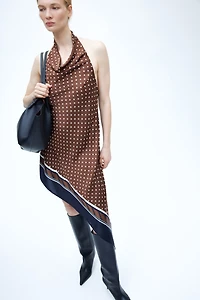 Robe dos nu asymétrique en satin