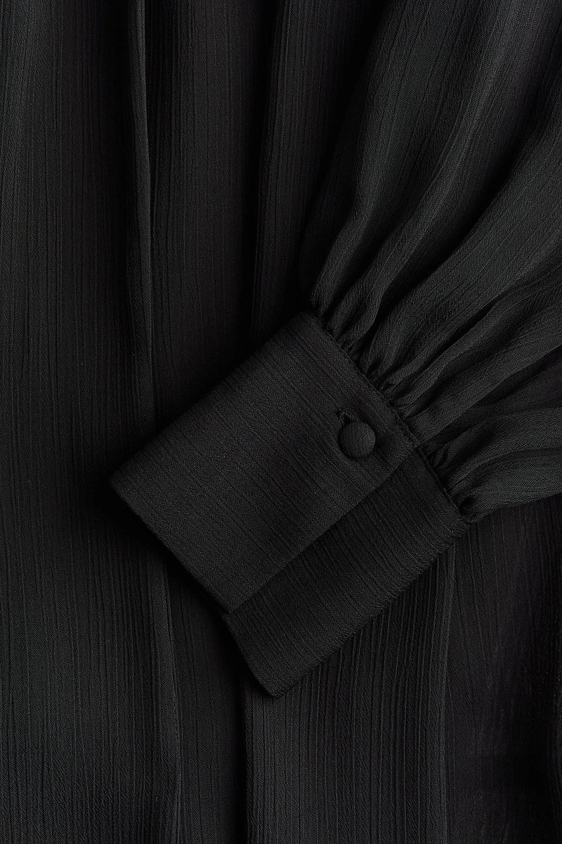 Robe vaporeuse avec col lavallière