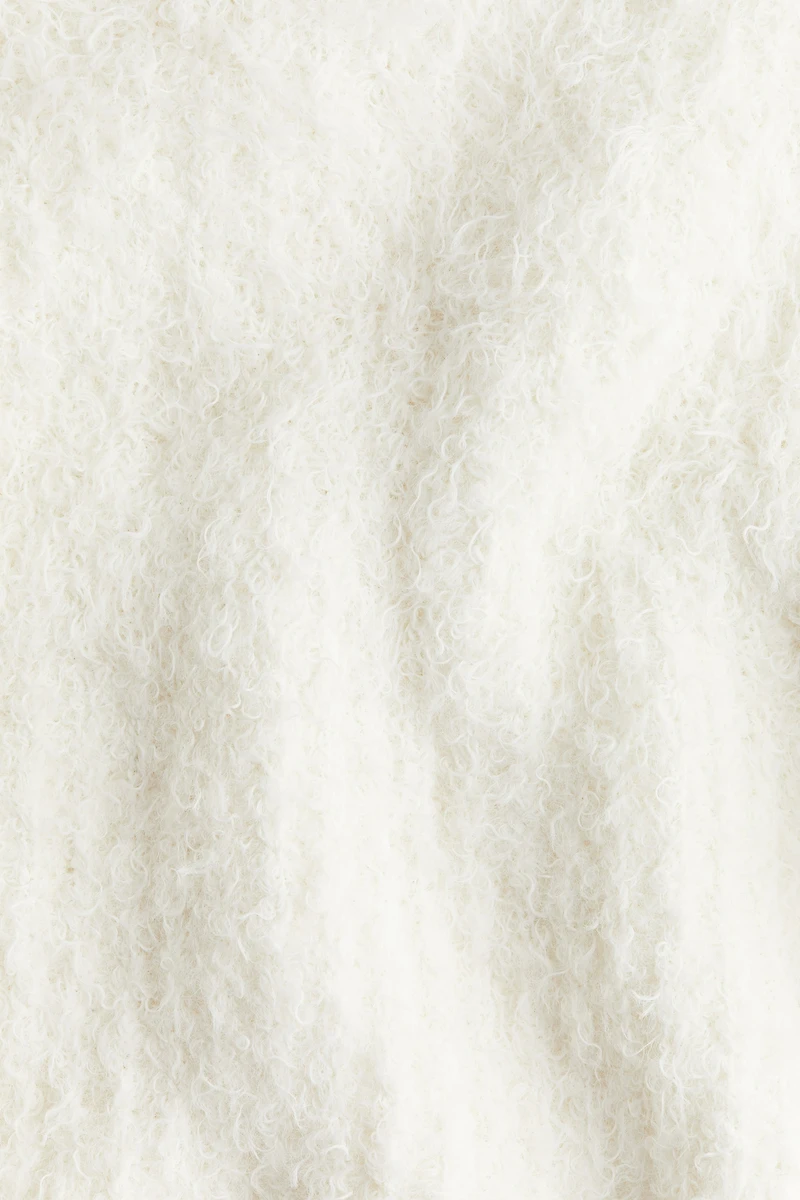 Chandail en tricot duveteux avec épaulettes