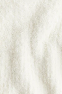 Chandail en tricot duveteux avec épaulettes