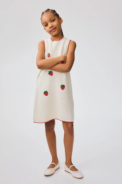 Robe en tricot ajouré avec appliqués