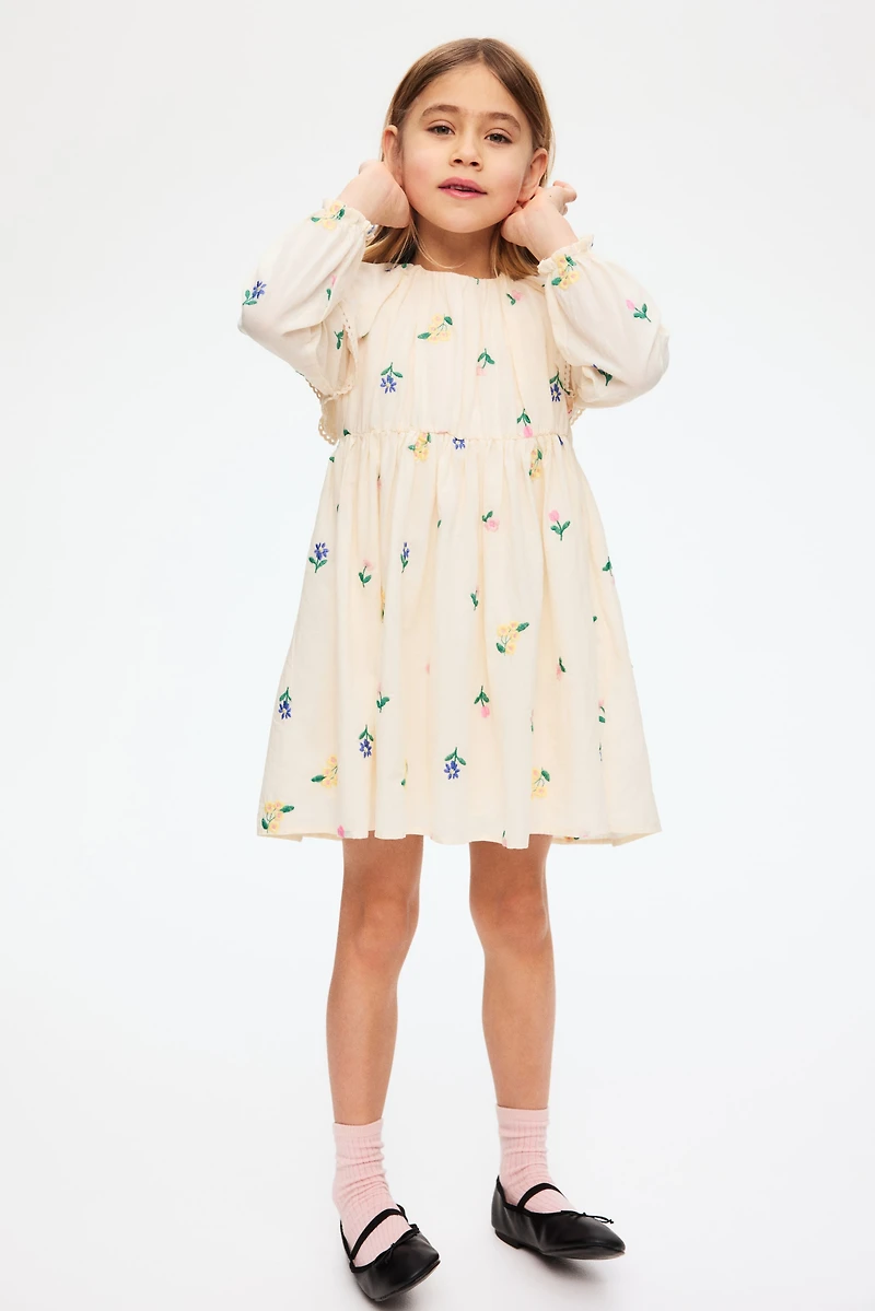 Robe brodée et volantée en coton