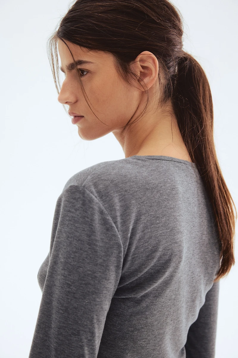 Haut à boutons en fin tricot