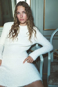 Chandail en tricot duveteux avec épaulettes