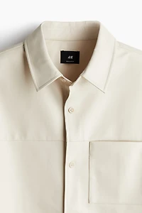 Chemise coupe classique en tissu enduit