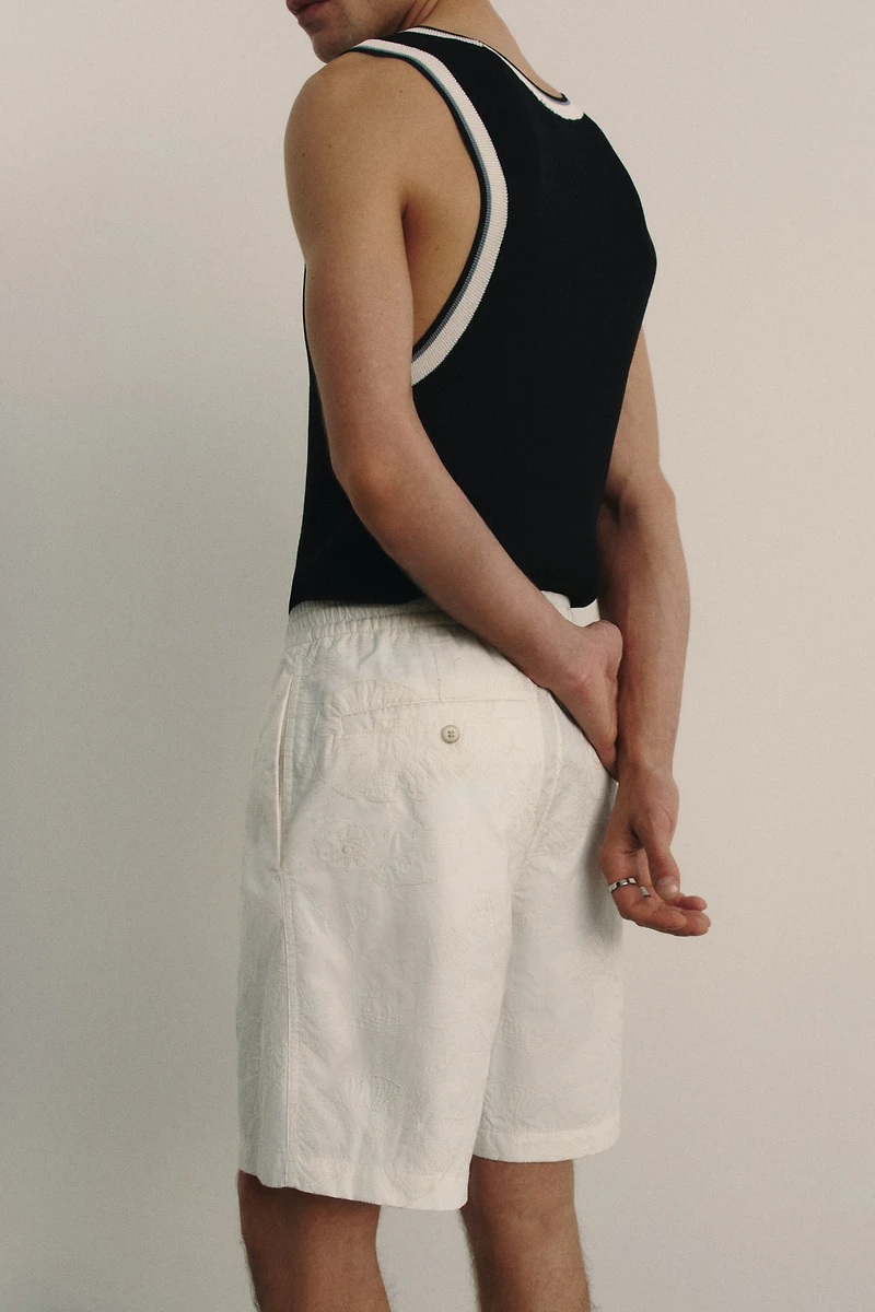 Short brodé coupe décontractée