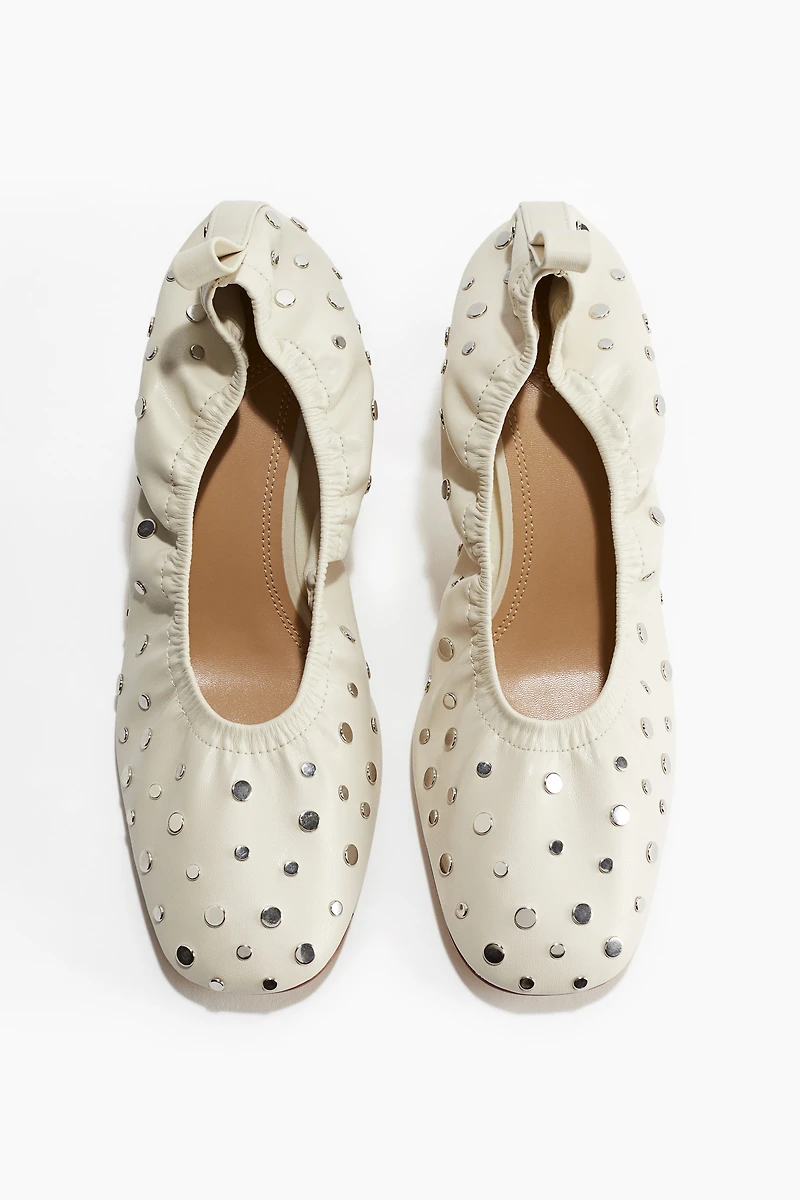 Escarpins cloutés façon ballerines