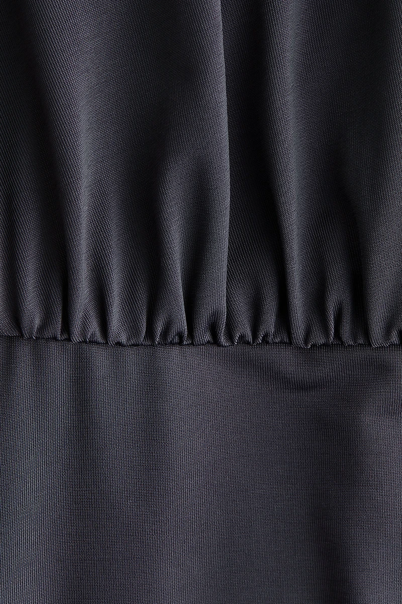 Robe froncée à dos ouvert