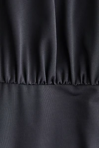 Robe froncée à dos ouvert