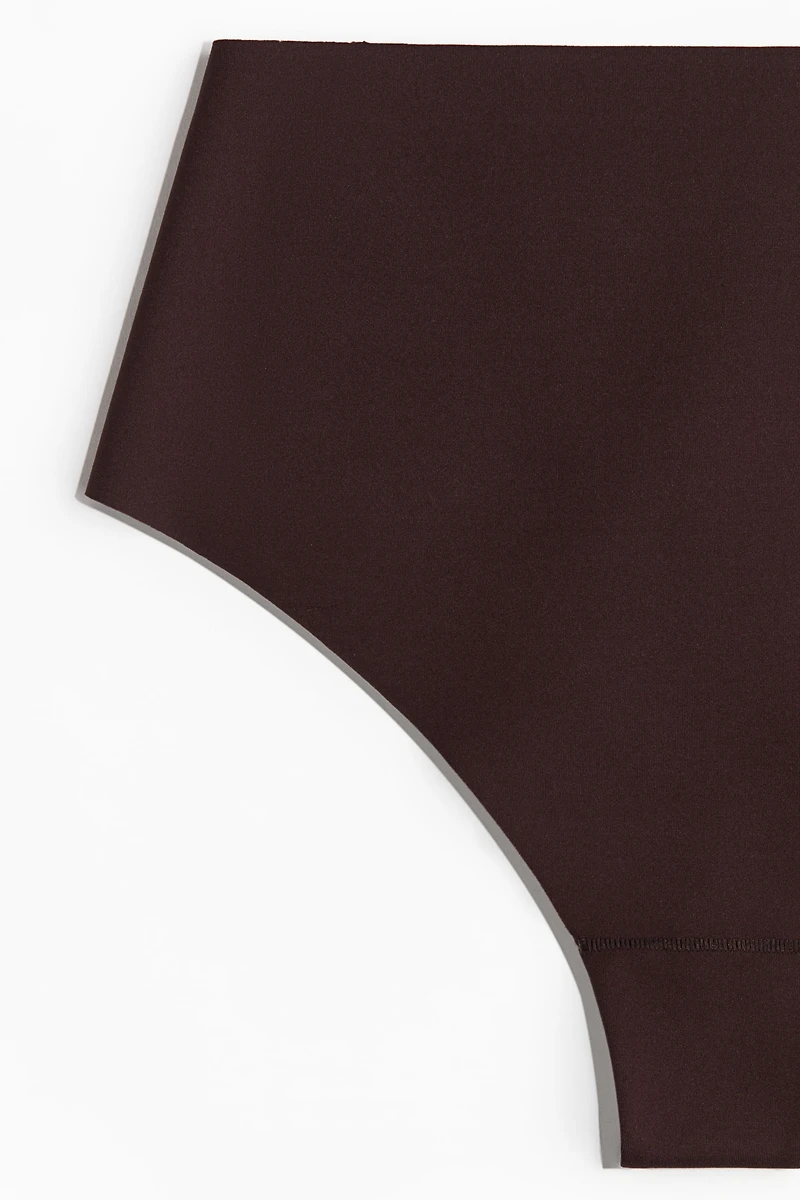 Culotte brésilienne forme intermédiaire