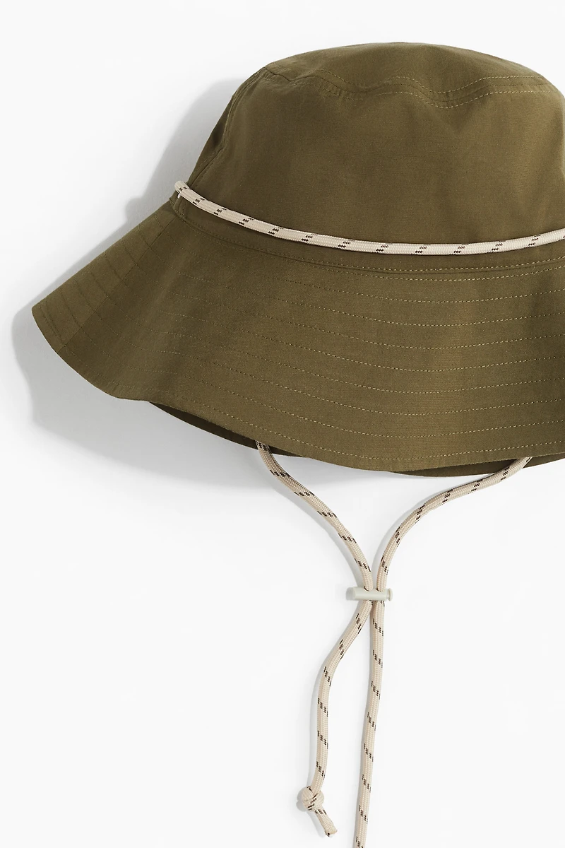 Chapeau avec jugulaire