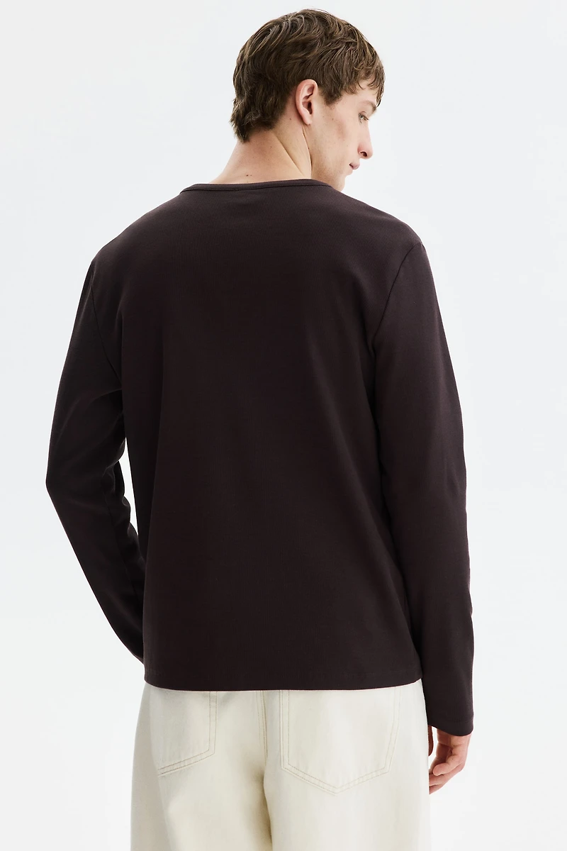 Chemise côtelée à encolure boutonnée près du corps