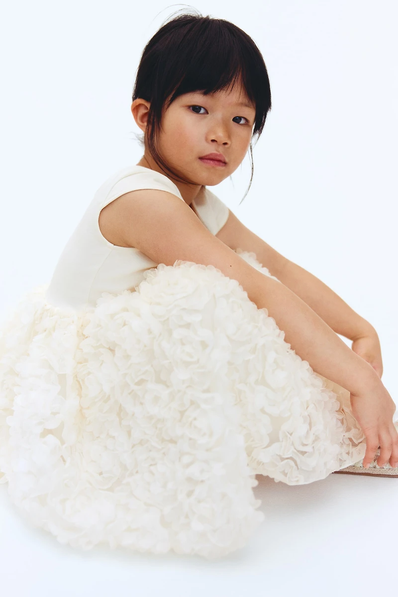 Robe avec appliqués floraux