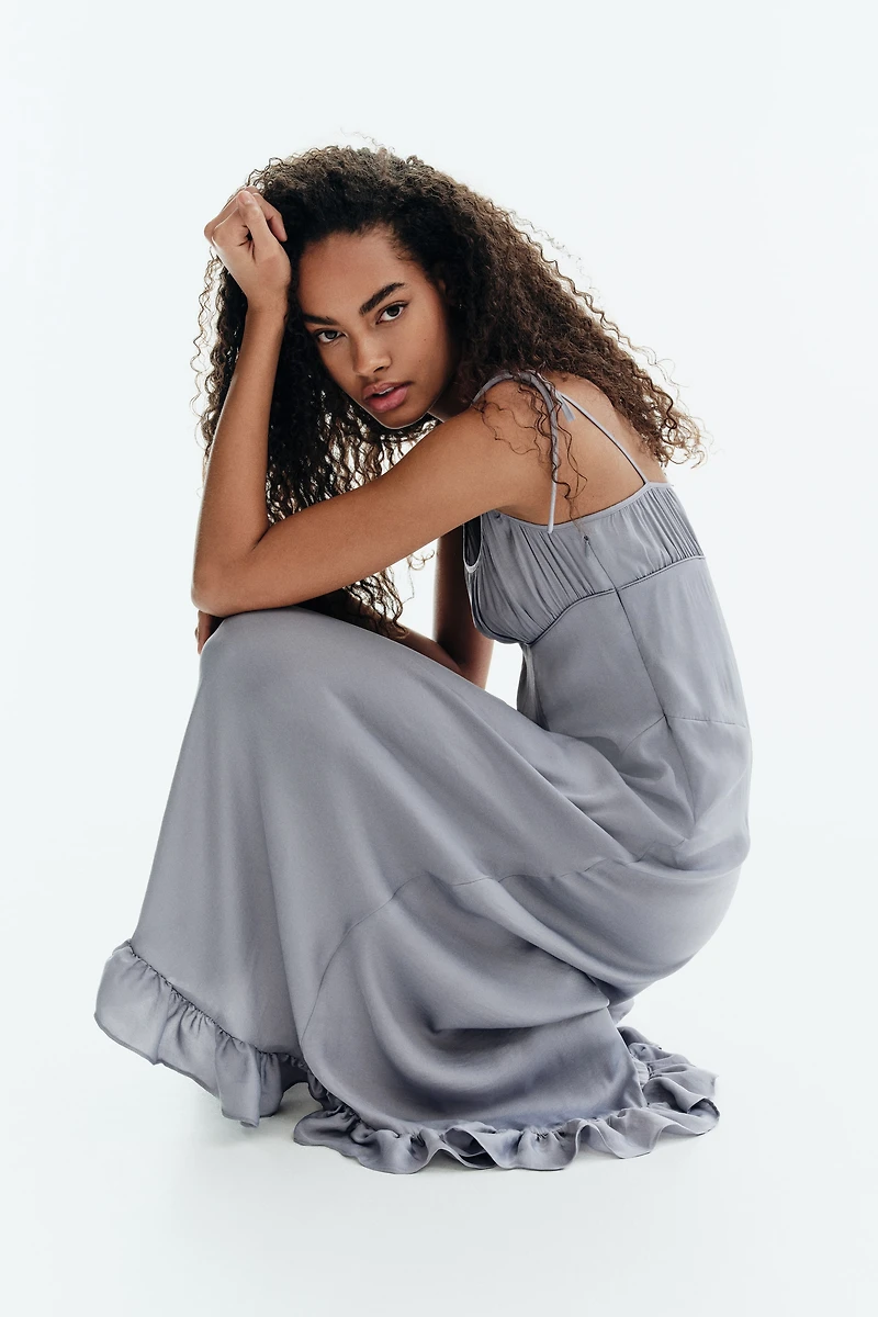 Robe à volant avec bretelles nouer