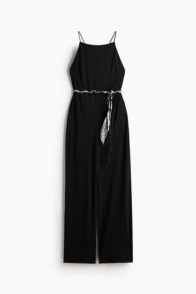 Une pièce pantalon à bretelles fines avec ceinture