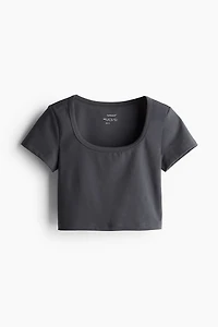 Cropped sports top with DryMove™