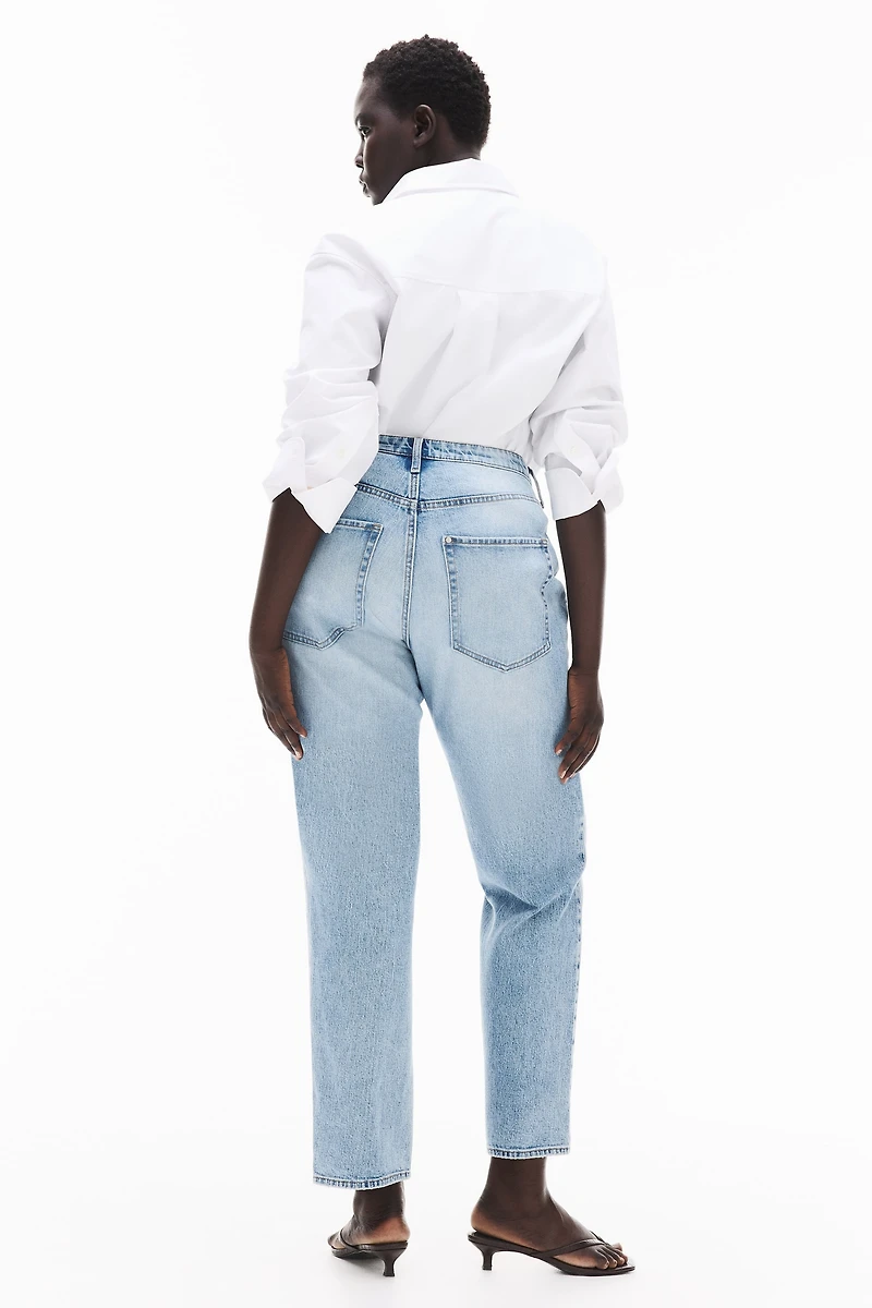 Jean taille haute à la cheville et près du corps