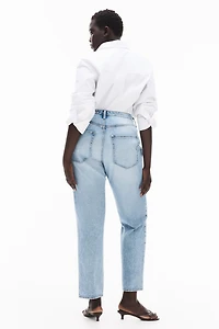 Jean taille haute à la cheville et près du corps