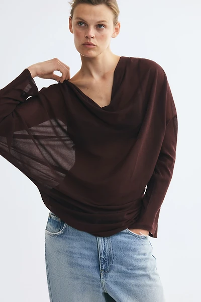 Blouse à encolure bénitier en fin tricot
