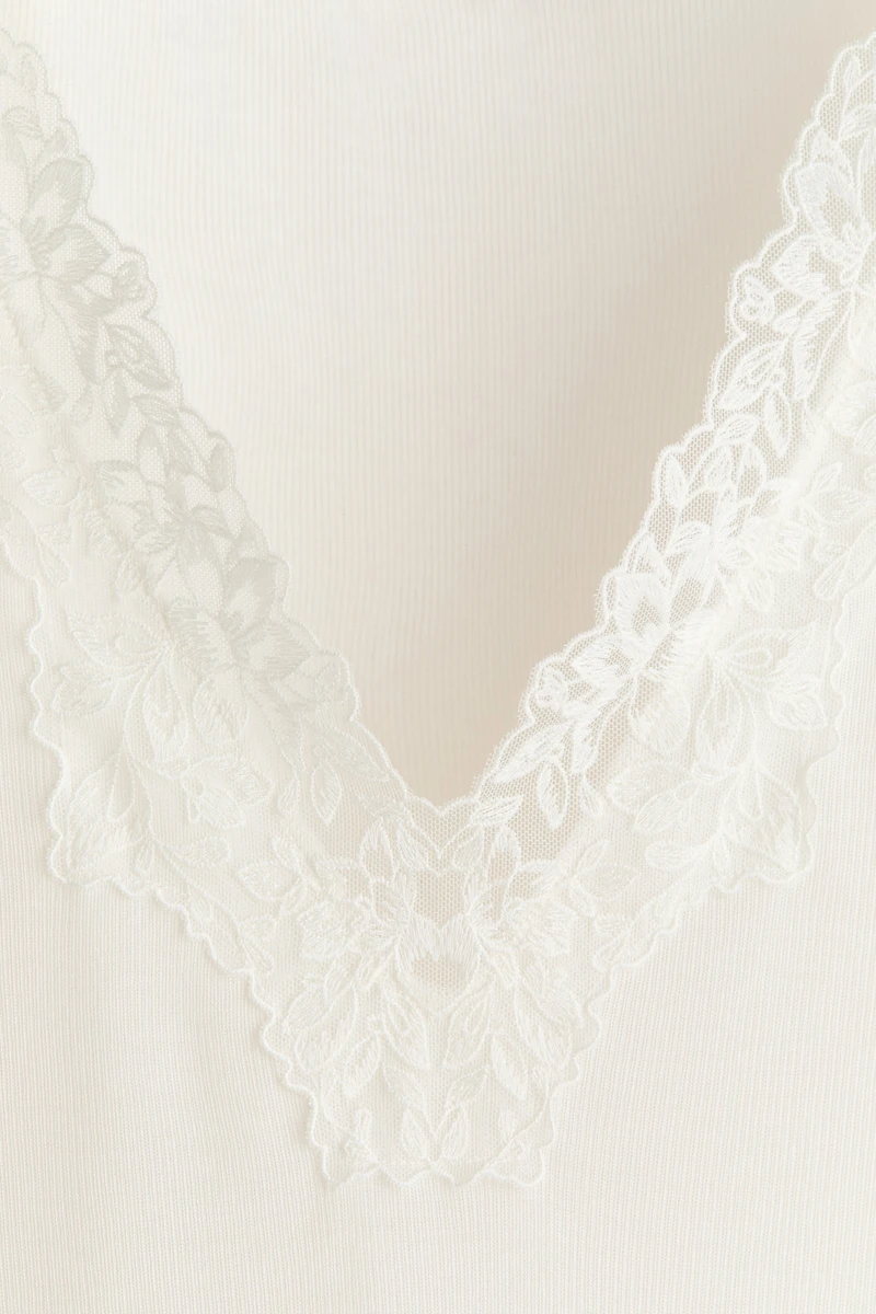 Haut orné de dentelle
