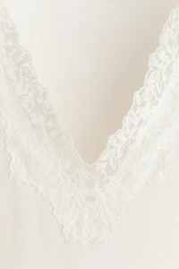 Haut orné de dentelle