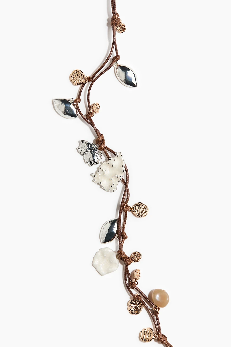 Collier cordon avec breloques