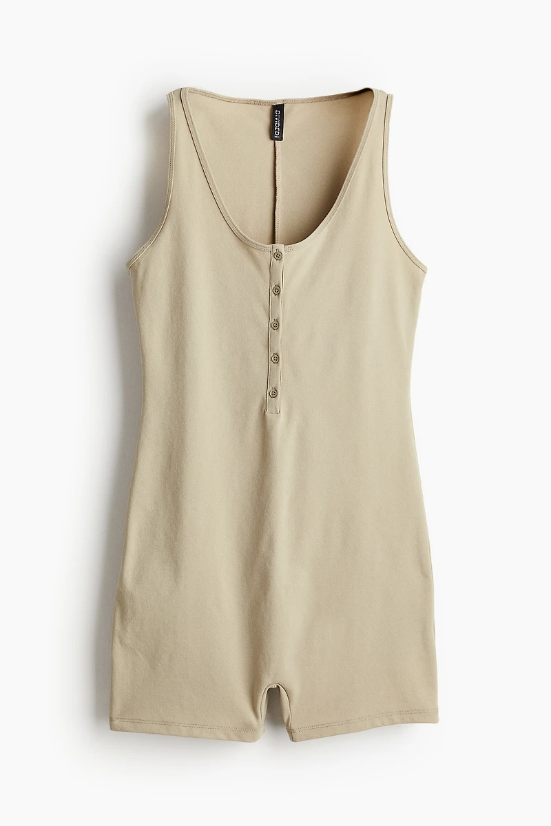 Combinaison avec patte de boutonnage
