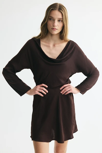 Robe à encolure bénitier avec jupe évasée