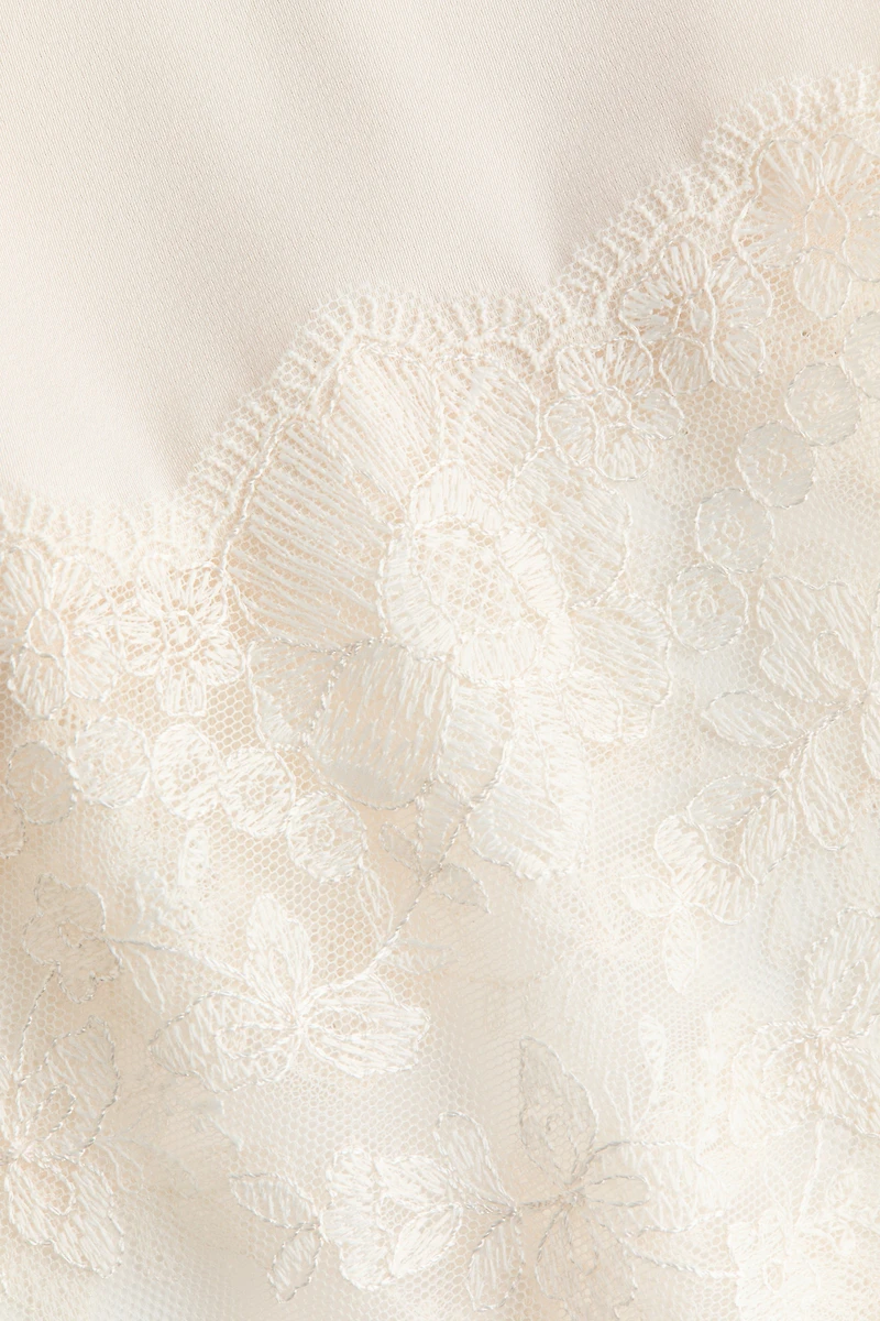 Robe de chambre en satin avec dentelle.