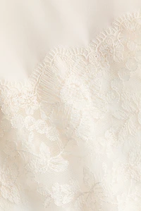 Robe de chambre en satin avec dentelle.
