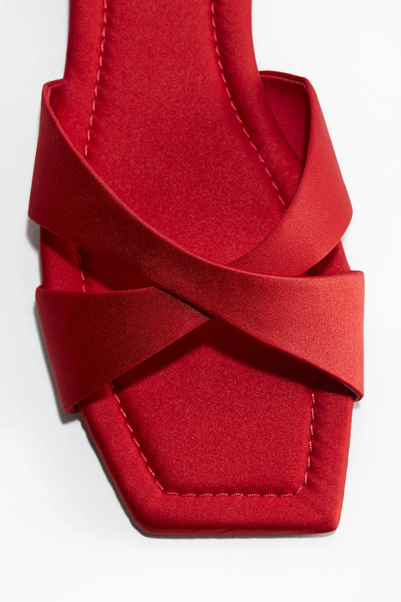 Sandales à brides croisées