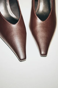 Pointed Pumps